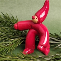 rød glaseret keramik nisse i pølser med tophue. dansk julepynt